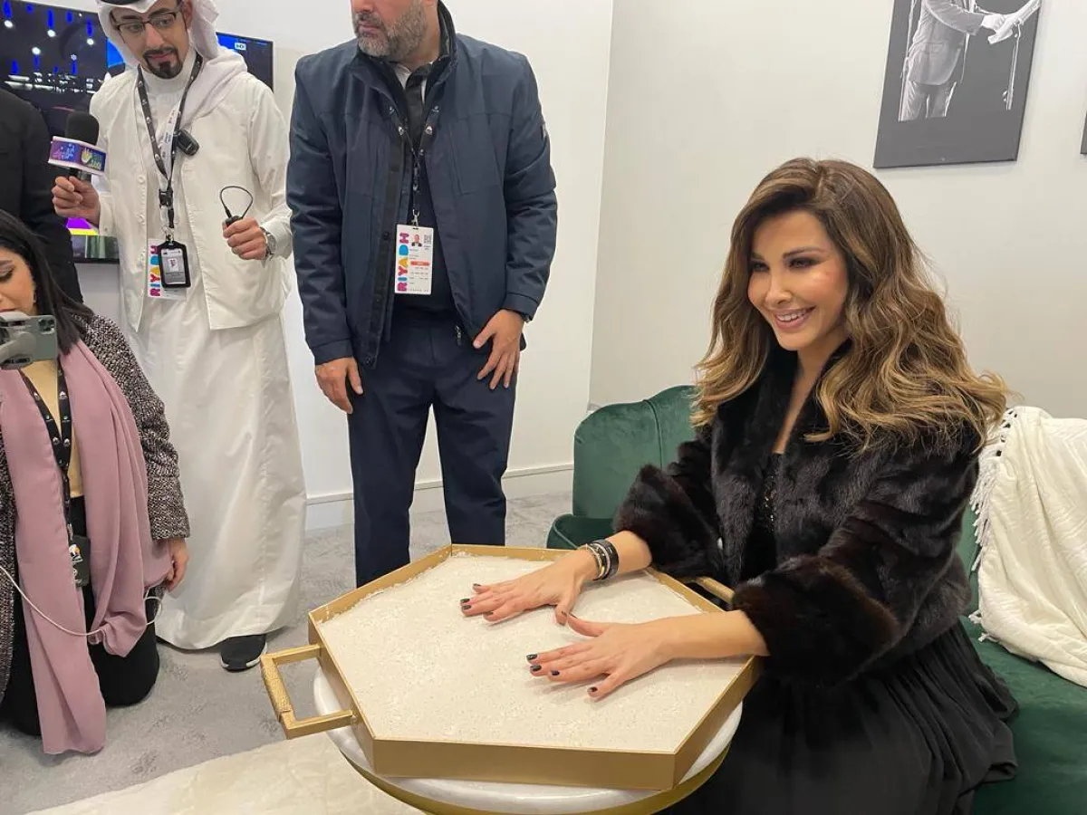 الفنانة نانسي عجرم تضع بصمتها في حائط المشاهير - الصورة من حساب بوليفارد رياض سيتي على تويتر