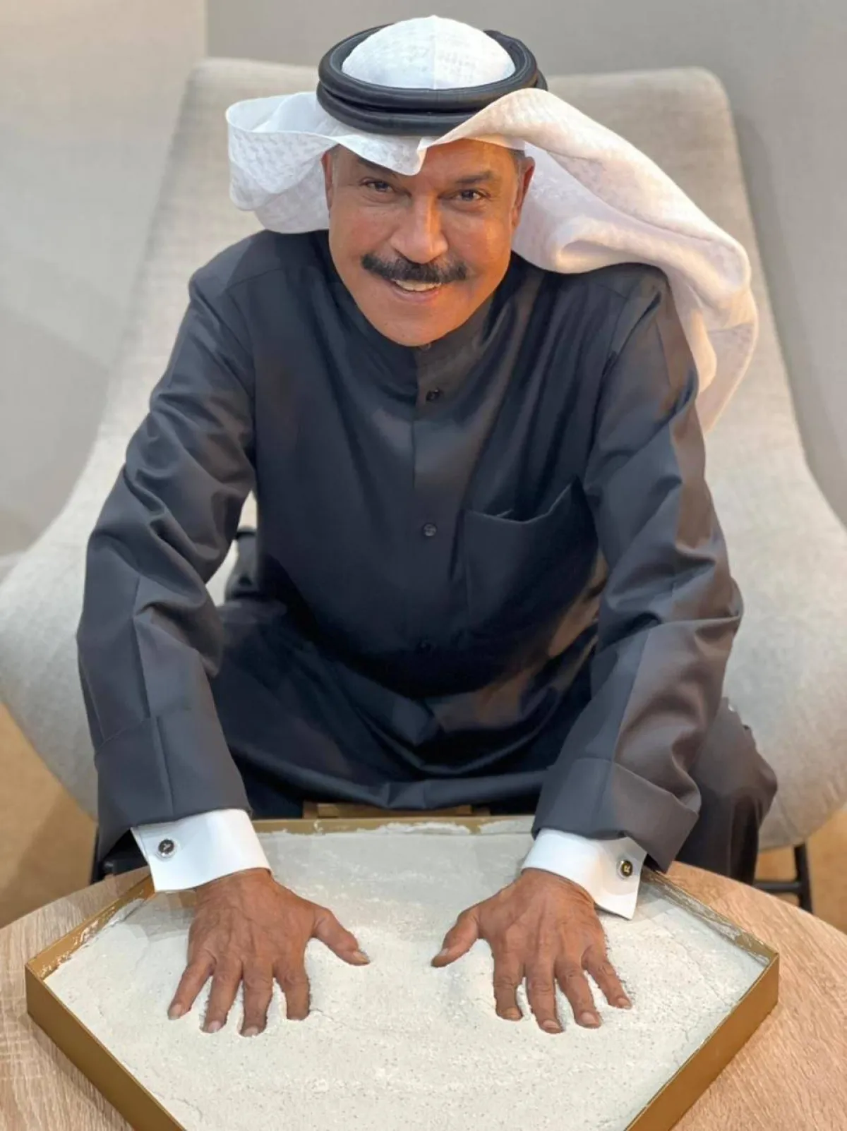 الفنان عبدالله الرويشد يضع بصمته في حائط المشاهير - الصورة من حساب تركي ال الشيخ