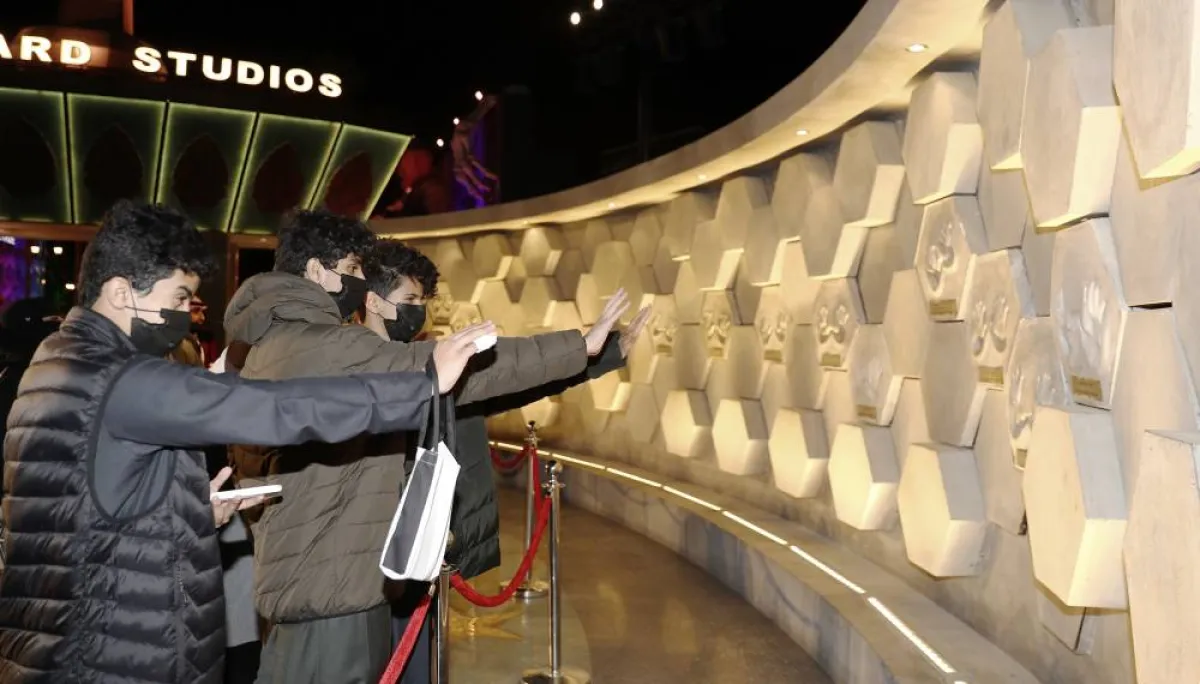 الزوار يتفاعلون مع حائط  المشاهير بقياس الأيدي