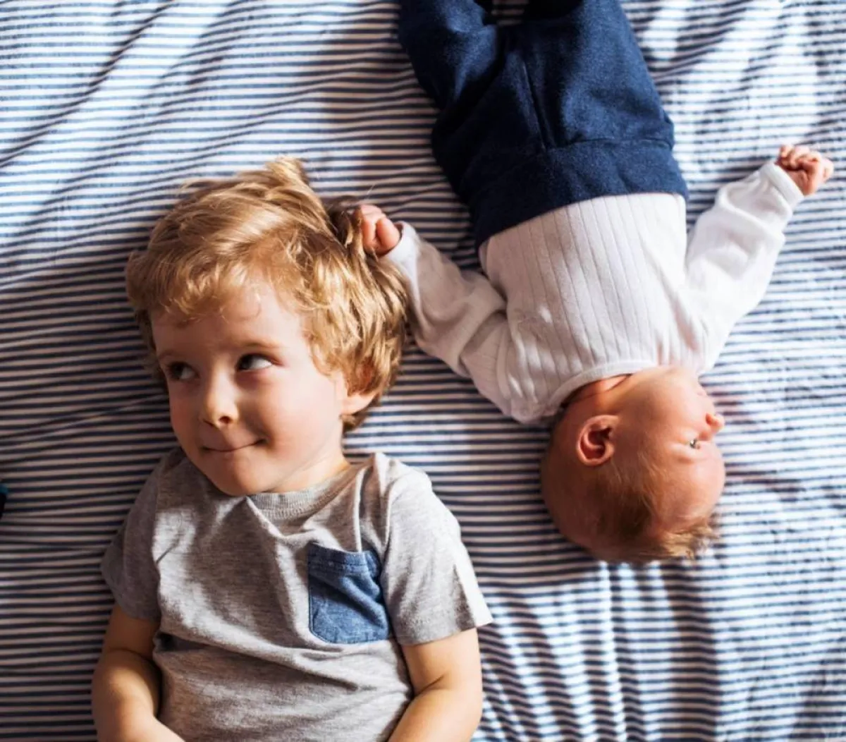 صورة لطفلين