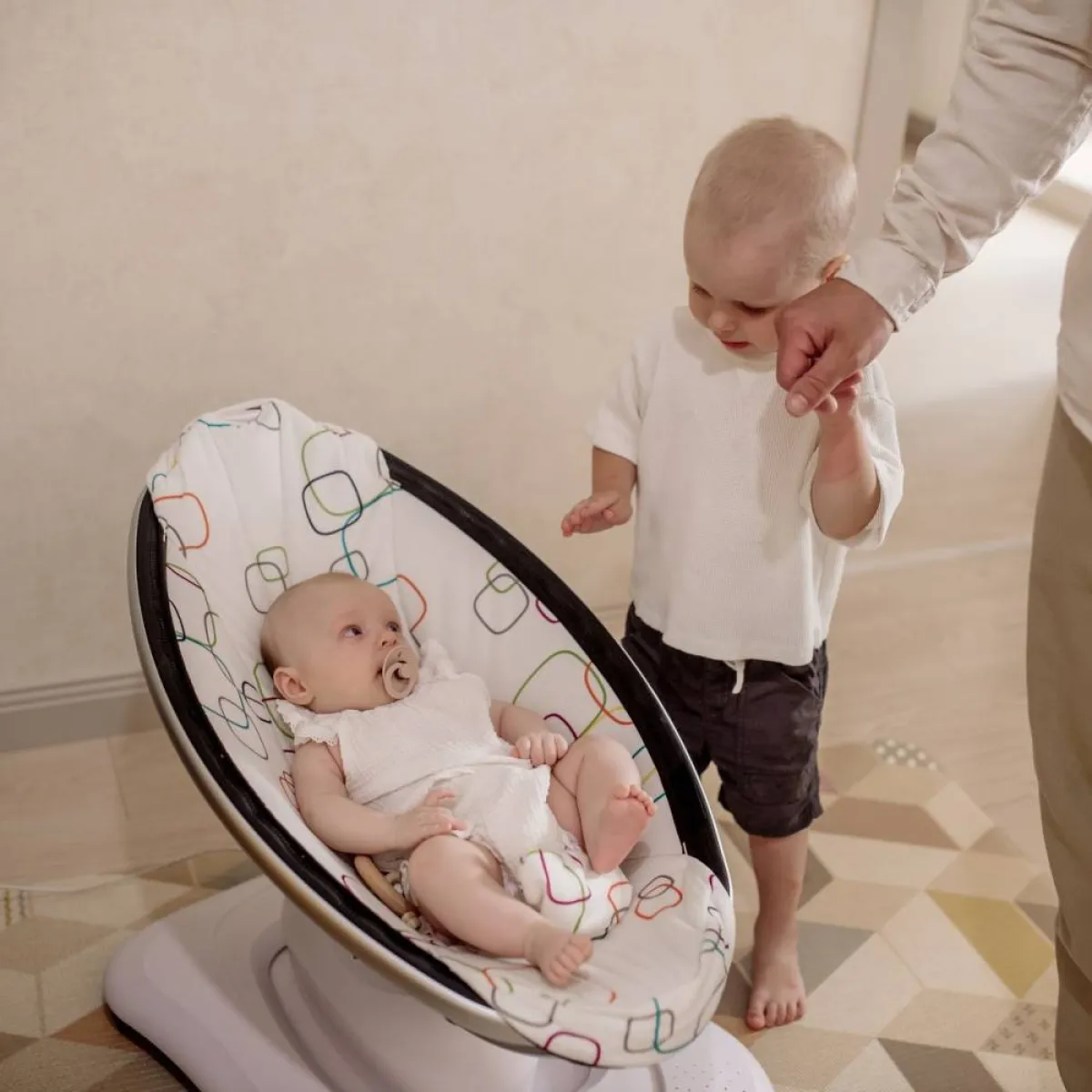 صورة لطفل ومولود