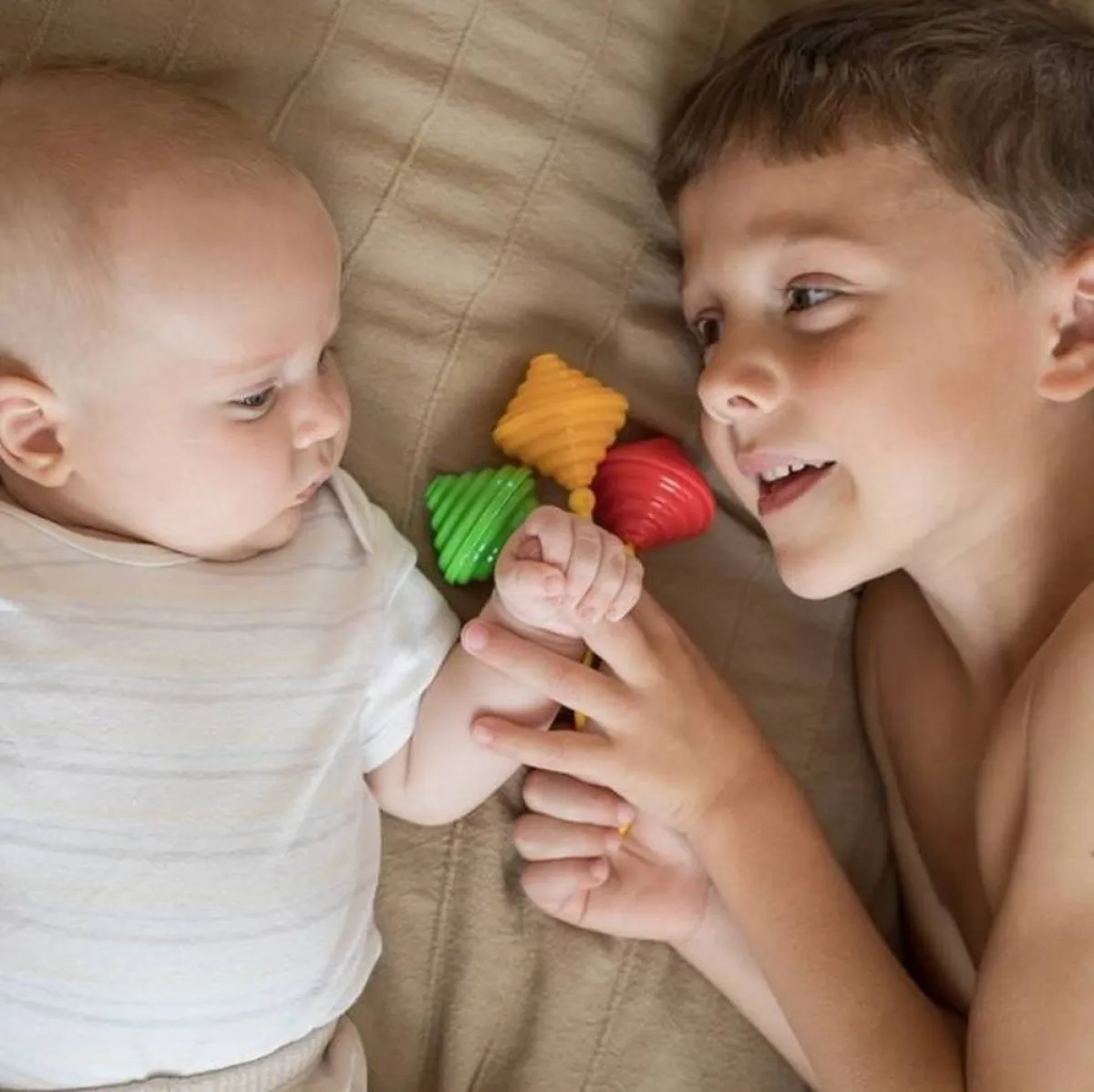 صورة لطفل ومولود