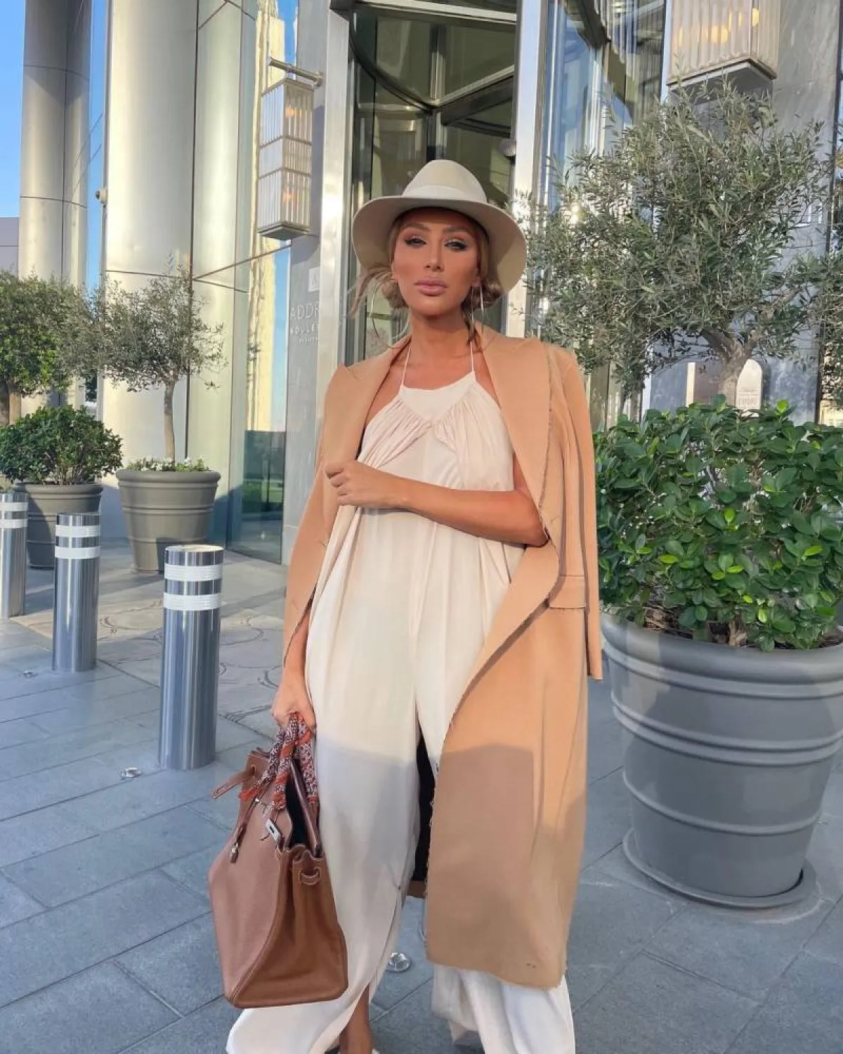 مايا دياب بجمبسوت أوف وايت واسع مع معطف طويل سيمون باستيل