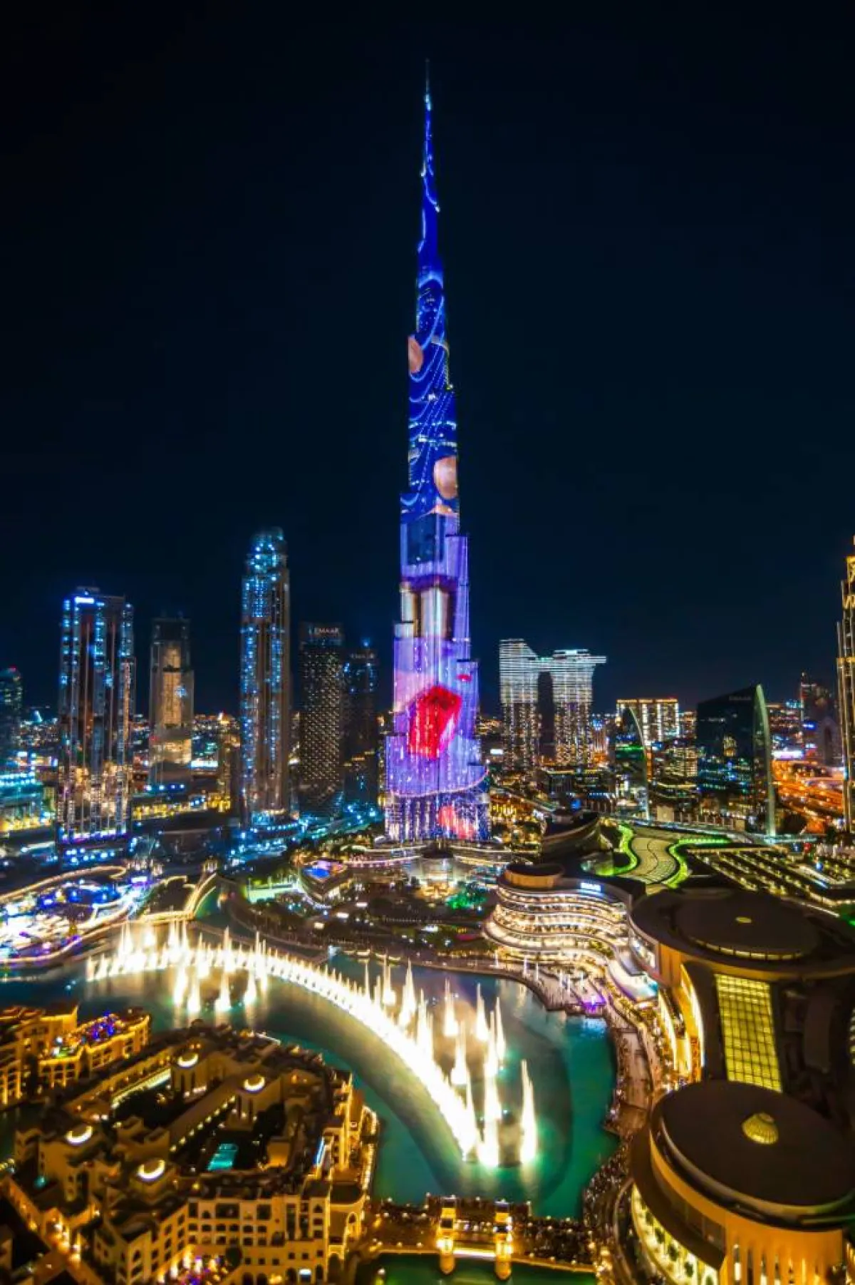 برج خليفة يتزين باحتفالات رأس السنة - الصورة من حساب مكتب دبي للإعلام على تويتر