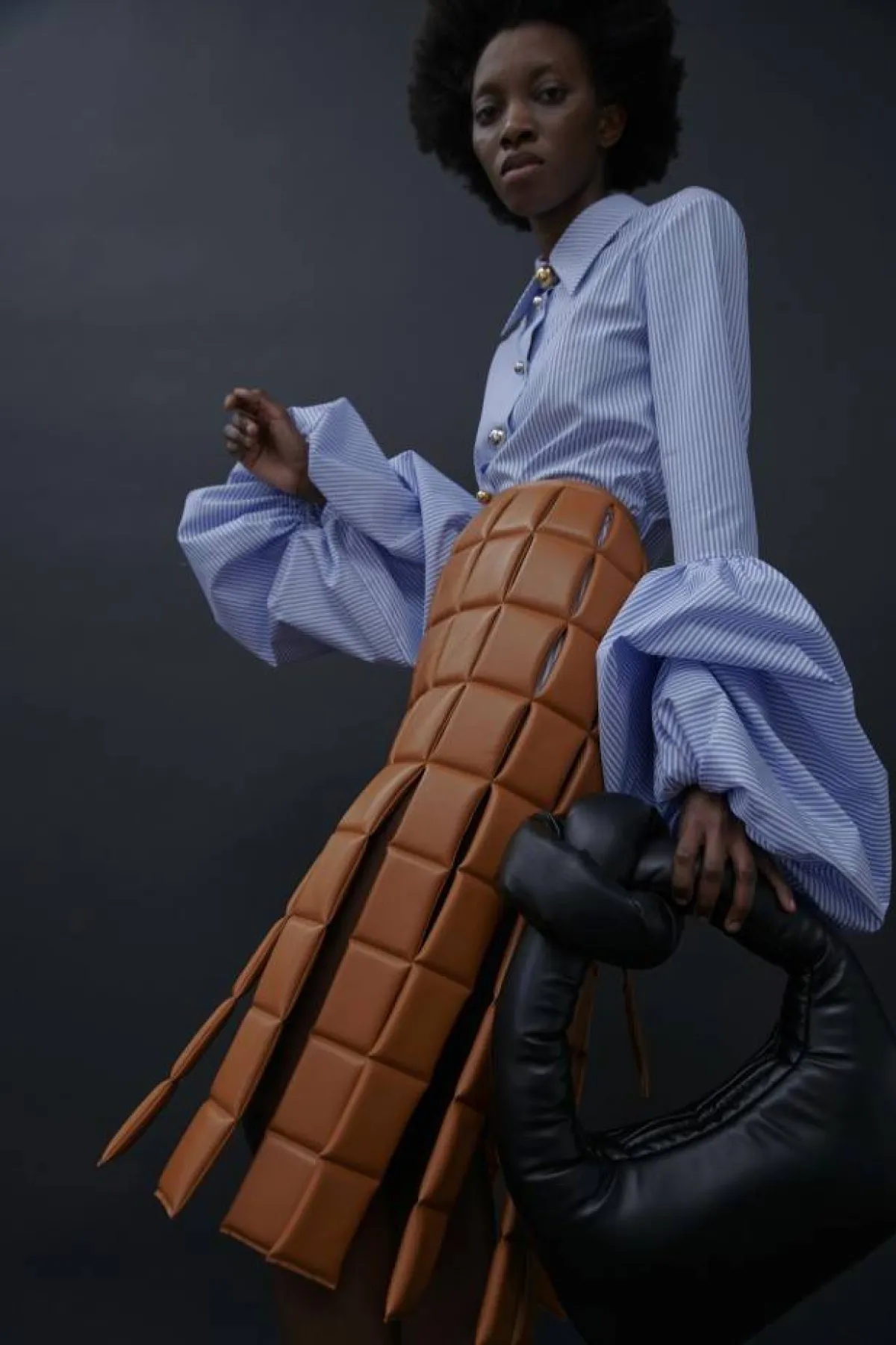 قميص وتنورة جلدية من ماركة أوايك