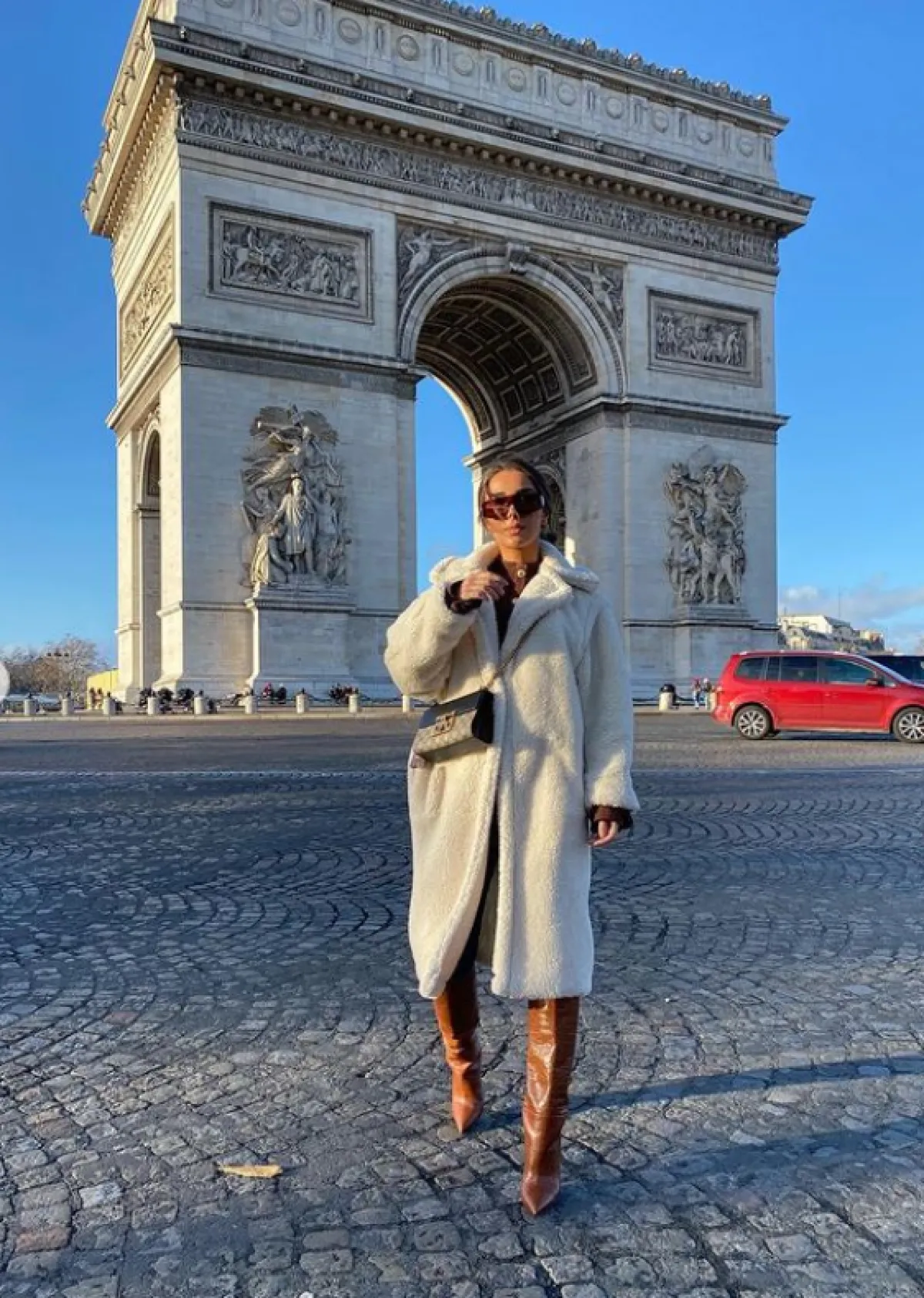 مرام زبيدة توتدي جزمة عالية الساق