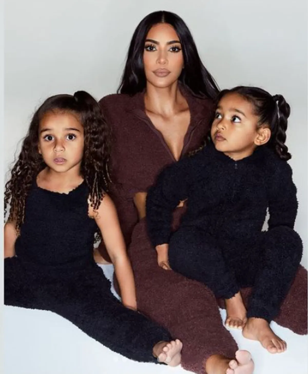 كيم كردشيان ترتدي زياً حريرياً على شكل بيجاما مع ابنتيها