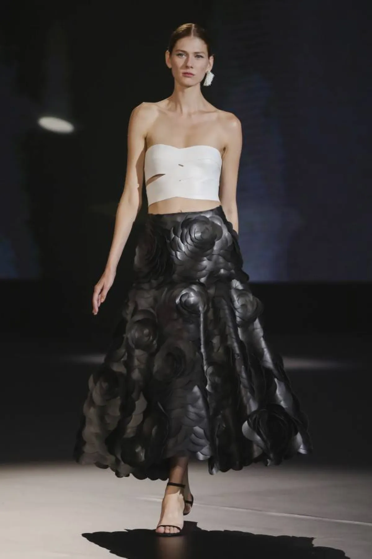 تنورة من الجلد منفذة بالورود مع كروب توب بيضاء 