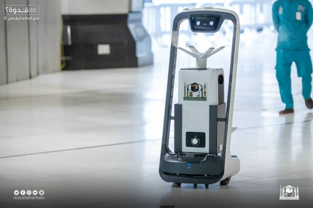 11 روبوتات لتعقيم جنبات المسجد الحرام