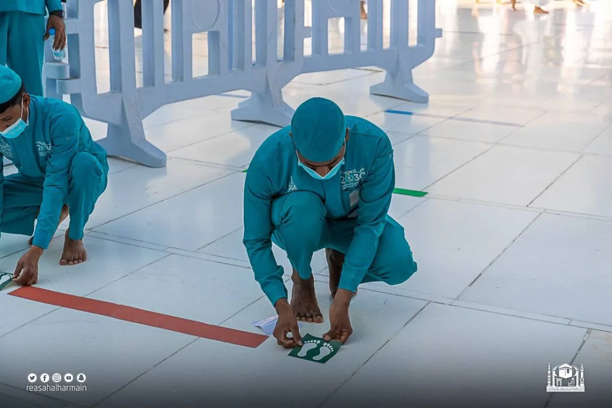 رفع سقف الإجراءات الاحترازية داخل المسجد الحرام وإعادة ملصقات التباعد الجسدي - الصورة من موقع رئاسة شؤون الحرمين
