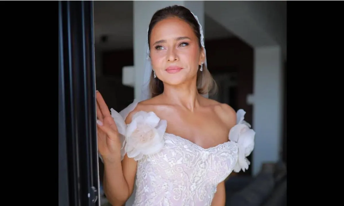 نيللي كريم من حفل زفافها - الصورة من حسابها على الفيس بوك