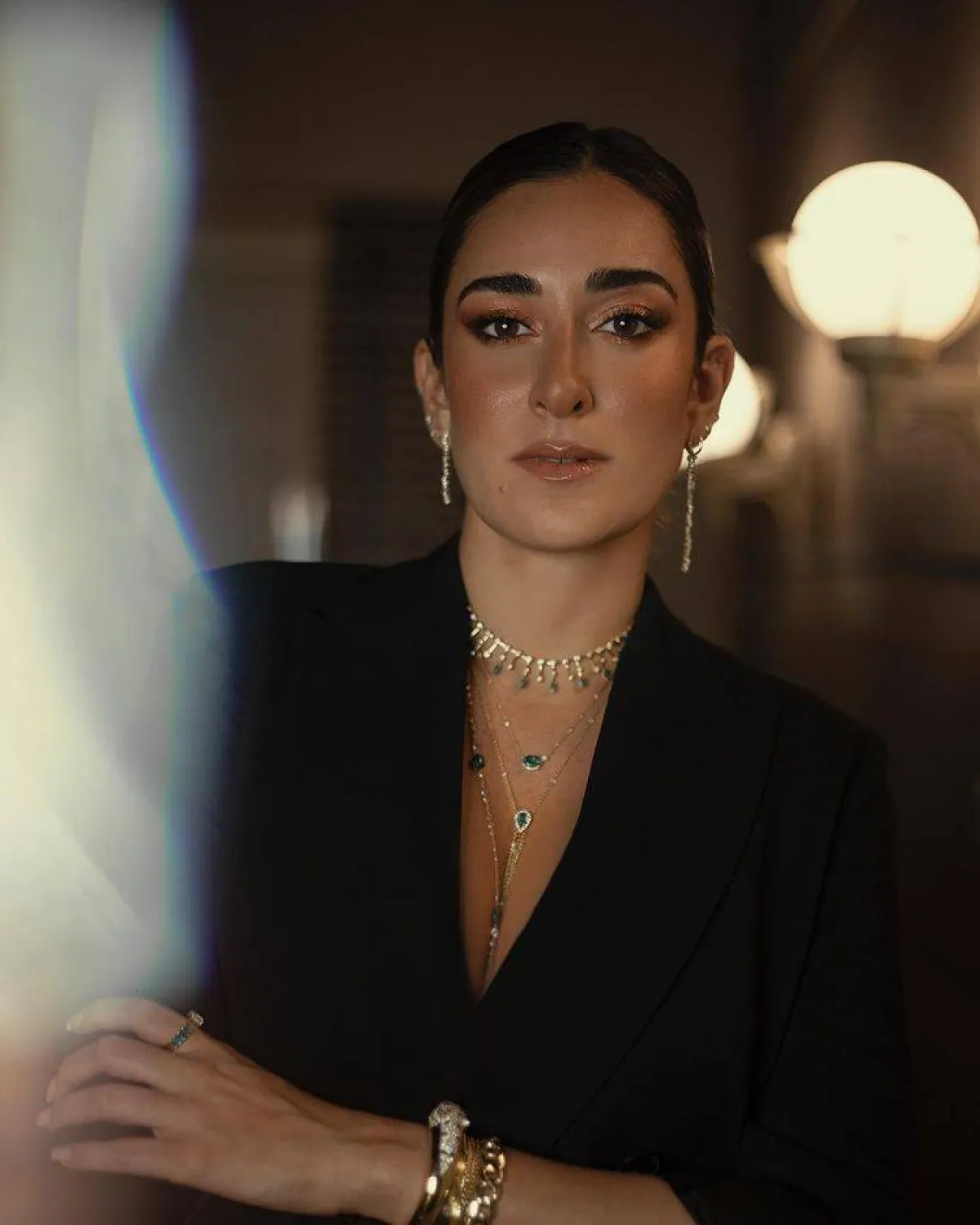 أمينة خليل تعتمد موضة تكديس المجوهرات-الصورة من حسابها على انستغرام