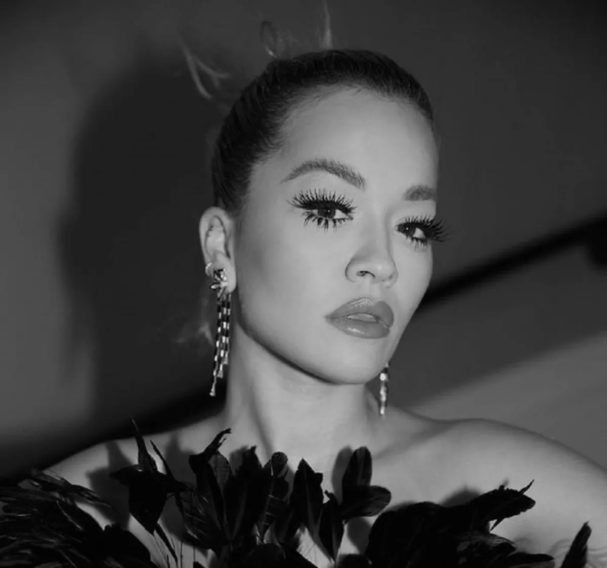 المغنية ريتا أورا- الصورة من حساب خبيرة مكياج النجمة Marie Bruce على انستغرام