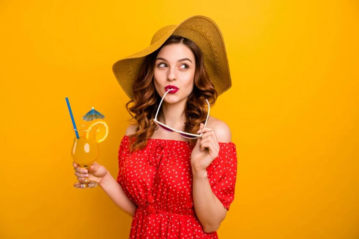 قبل تناول المشروب البارد، يجب إزالة شريحة الفاكهة  