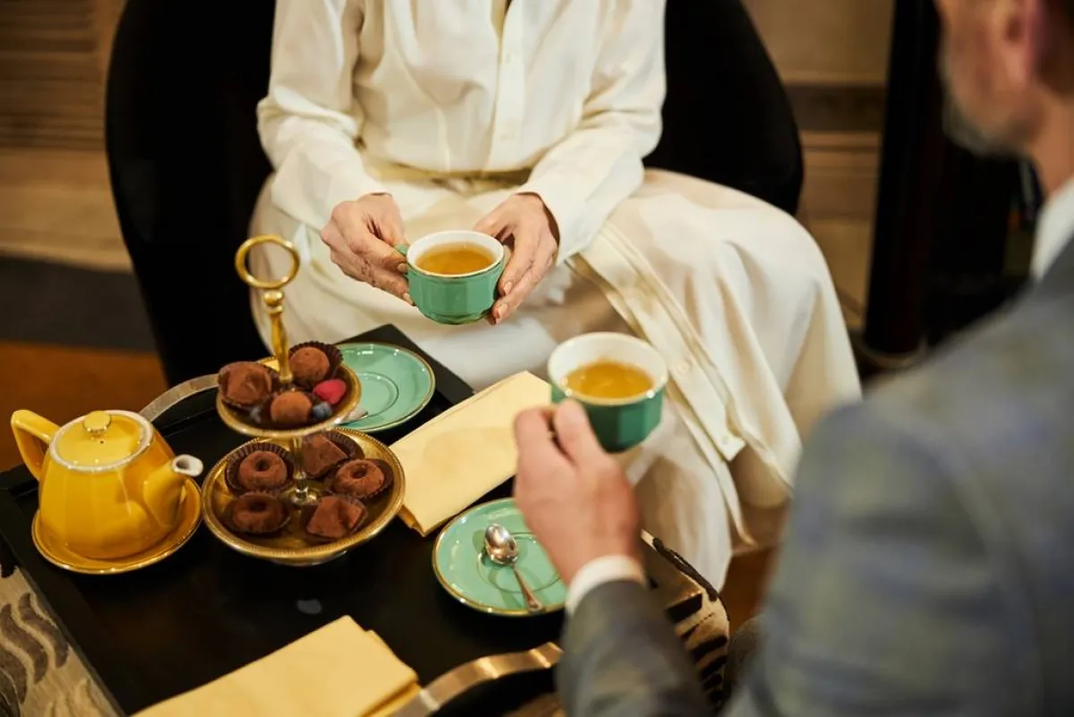 الملعقة الخاصّة بتحريك المشروب توضع في الطبق الخاص بالكوب