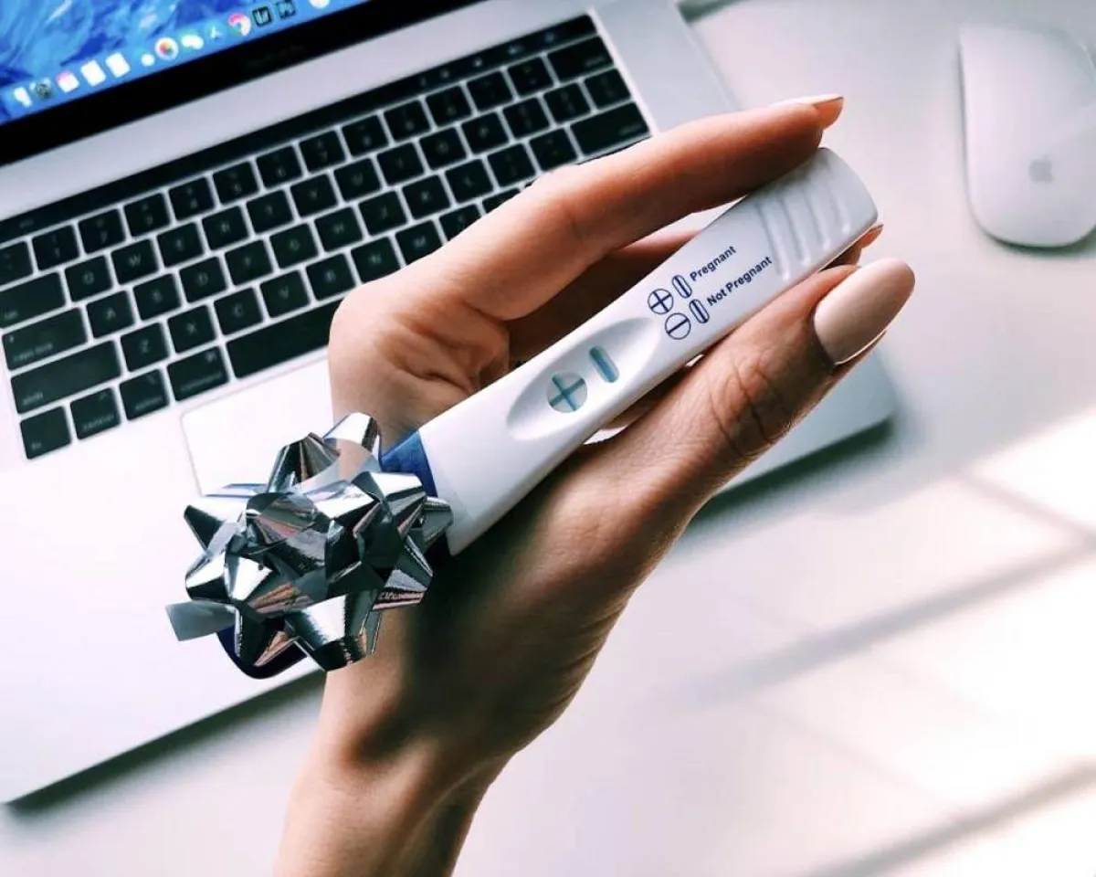 صورة لحامل تقوم بعمل اختبار الحمل المنزلي