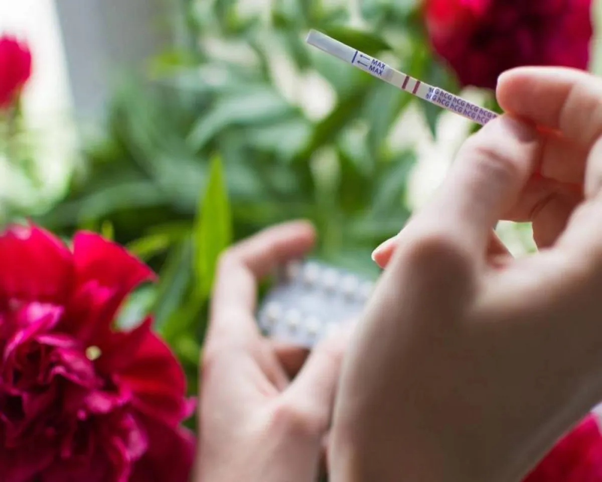 صورة لحامل تحاول قراءة اختبار الحمل