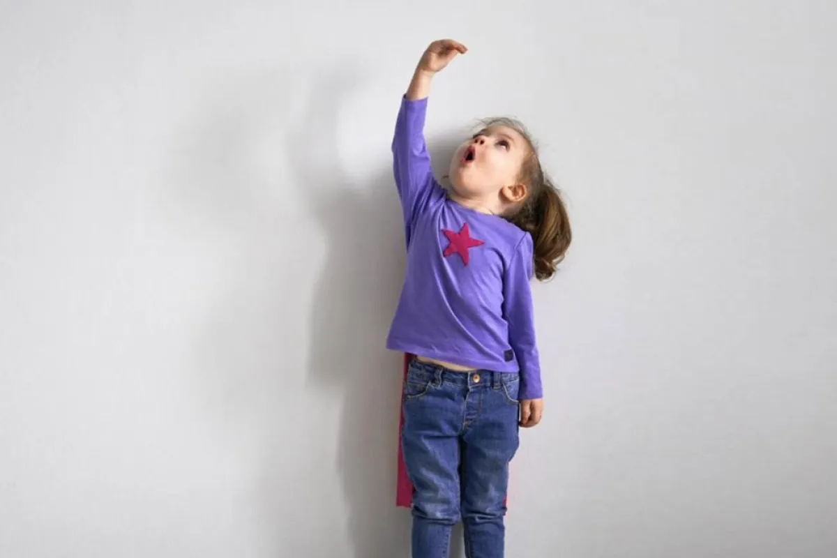 صورة لطفلة تقيس نفسها