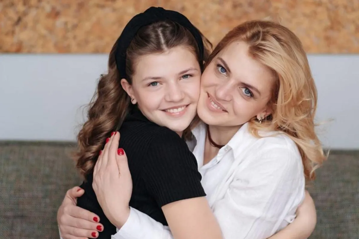 صورة لأم وابنتها المراهقة