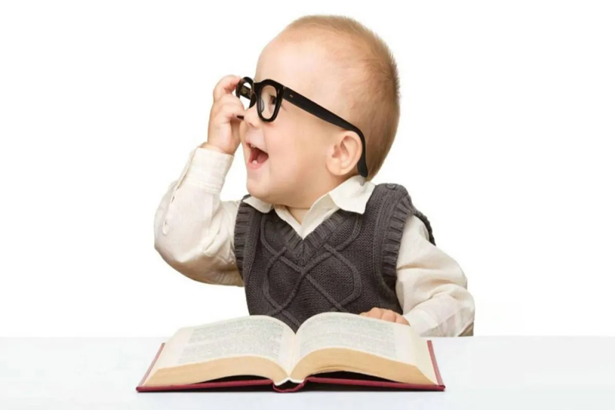 صورة لطفل يحاول التركيز 