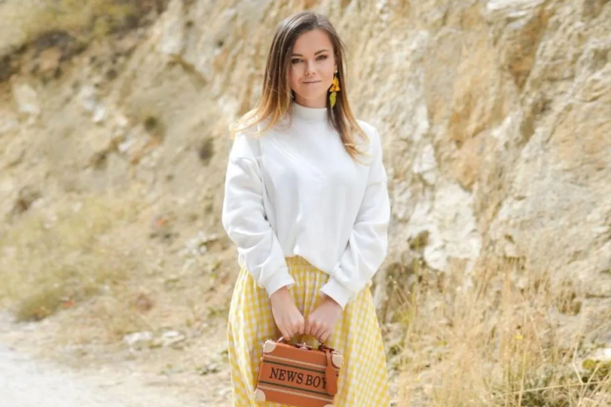 المرأة تدفع من حولها للأمام