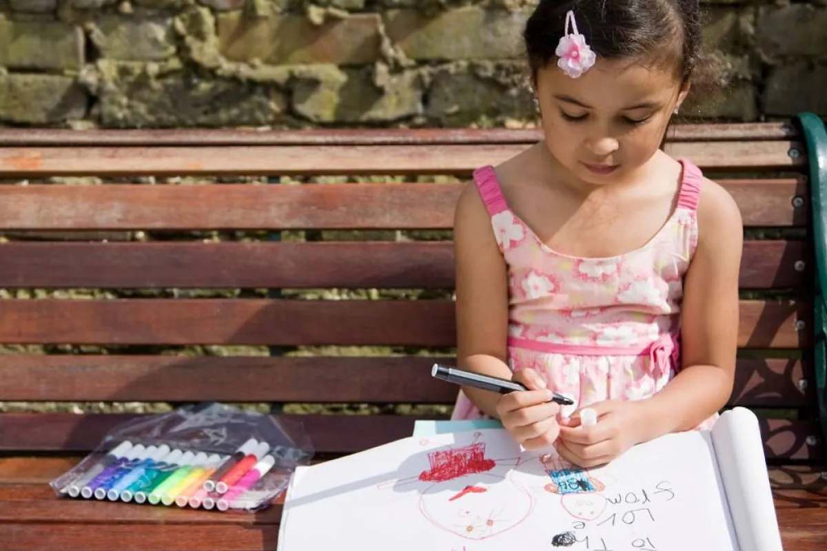 يحب الأطفال الورق والألوان