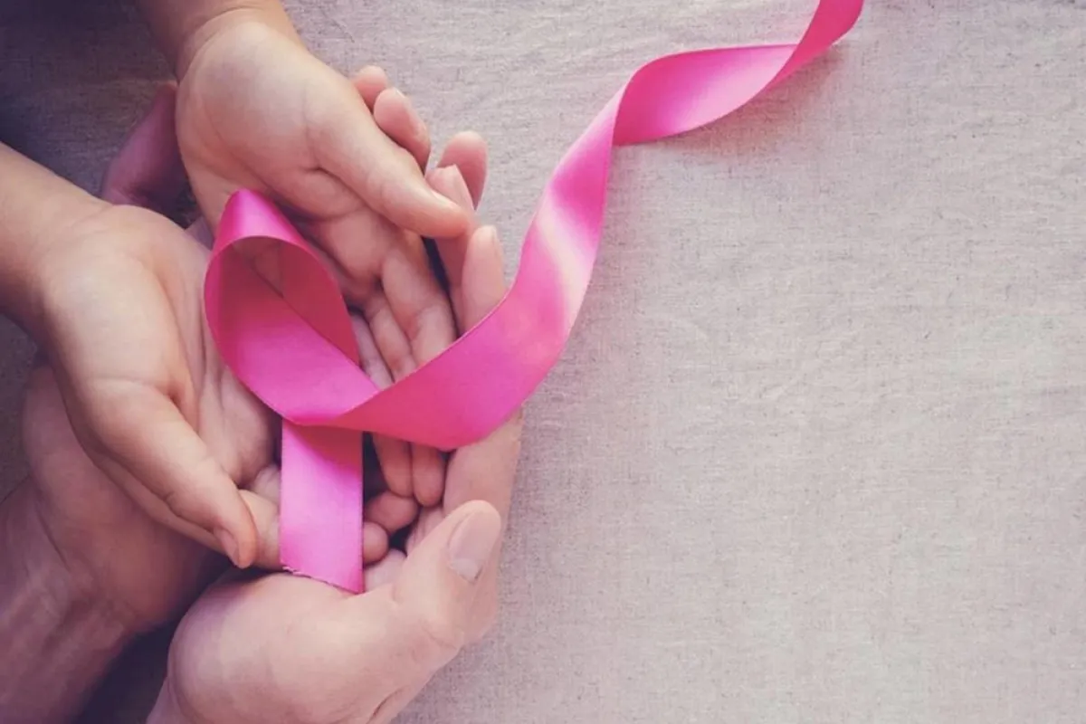 صورة لمراهقة تعاني من سرطان الثدي 