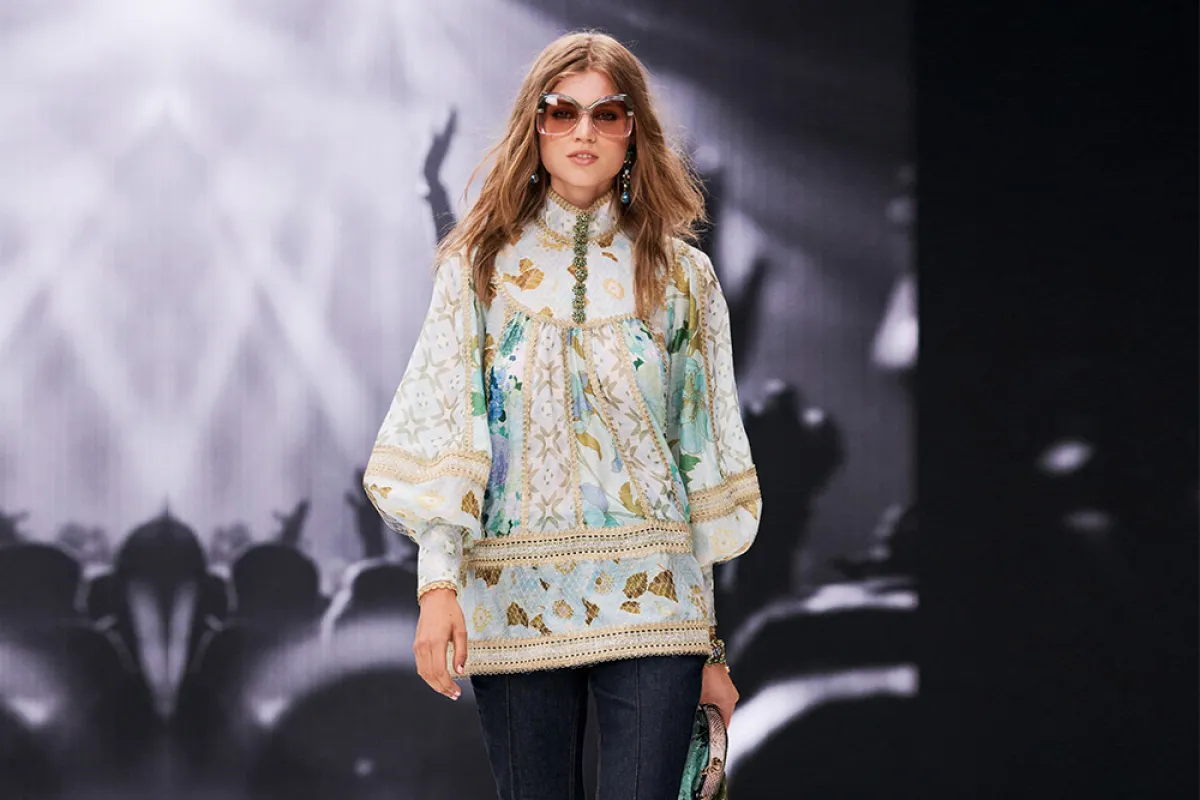 بلوزة كم طويل مُطبعة بالورود من زيمرمان Zimmermann