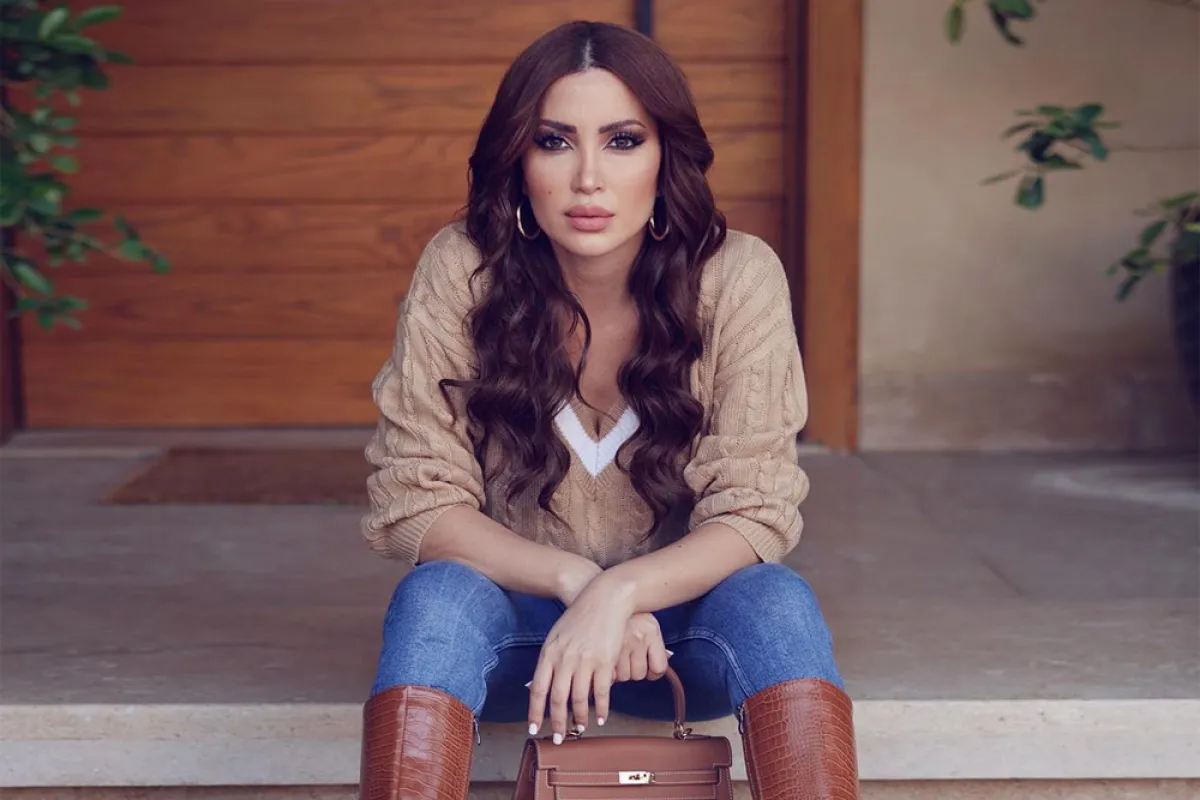 نسرين طافس ببلوفر بيج قصير وبنطلون جينز ضيق