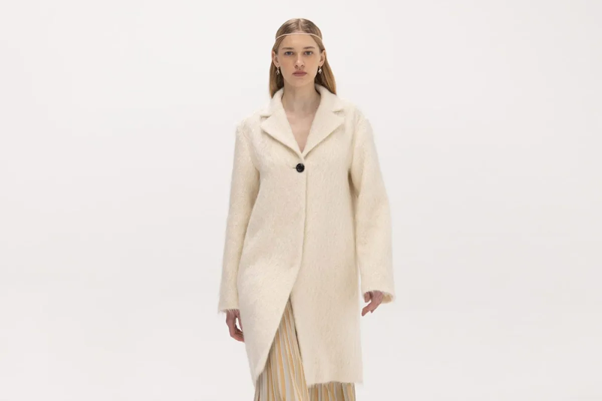 المعطف الابيض مع الأزياء الترابية من بفزا  Bevza