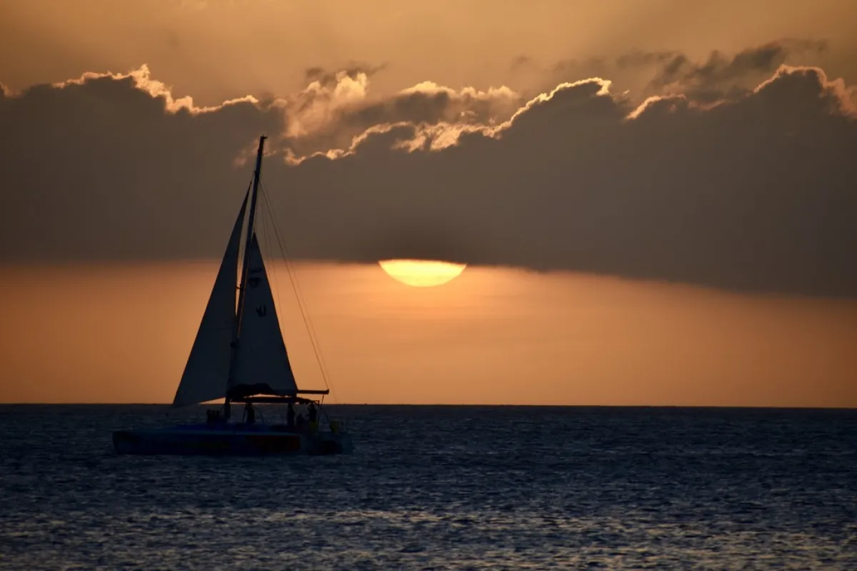 لقطة للغروب في "أروبا"