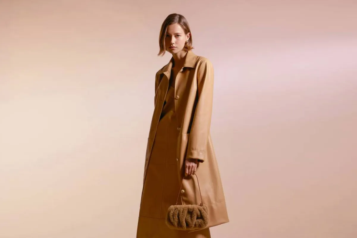 موديلات معاطف باللون البيج