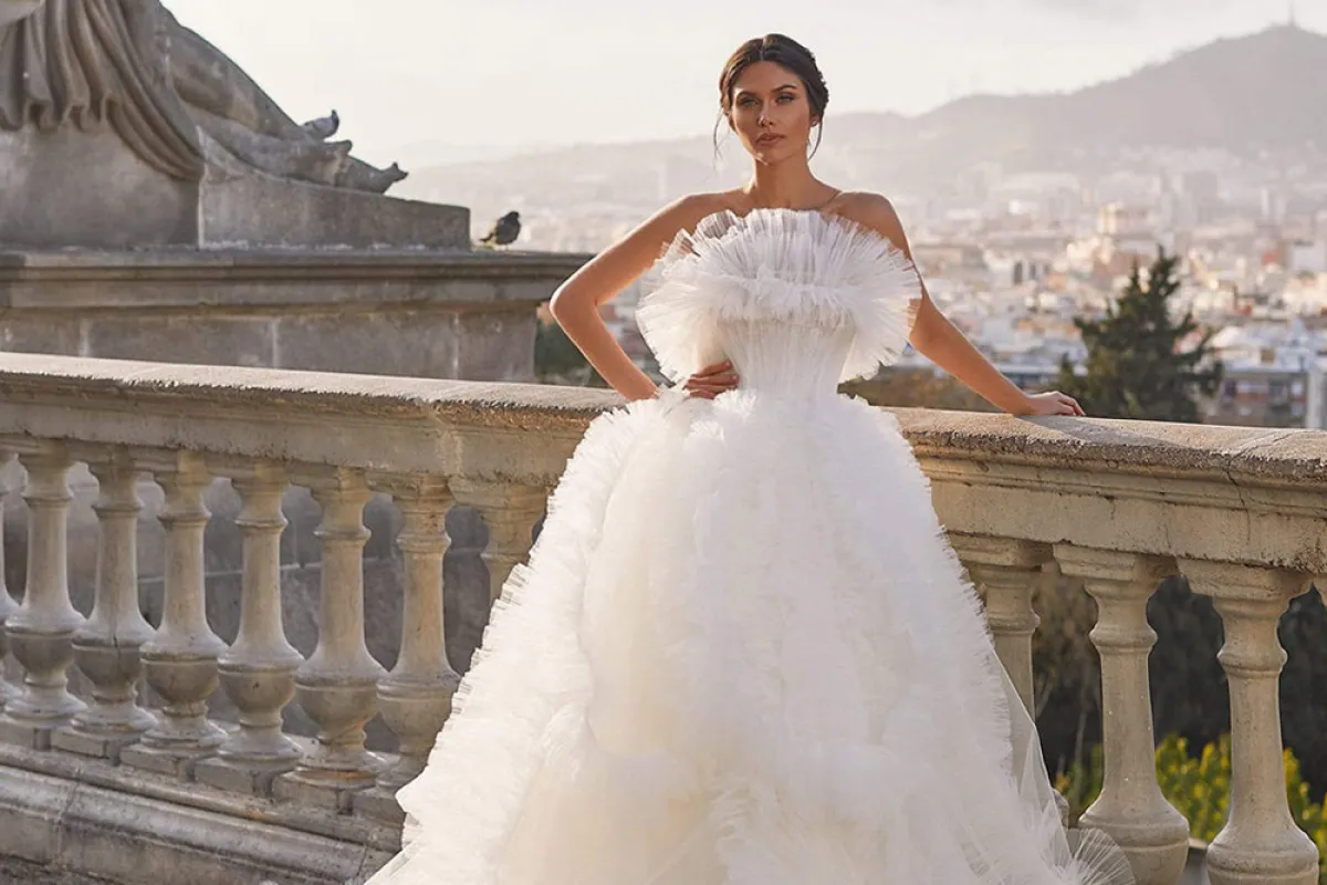 فستان زفاف من التول والكشاكش البيضاء 