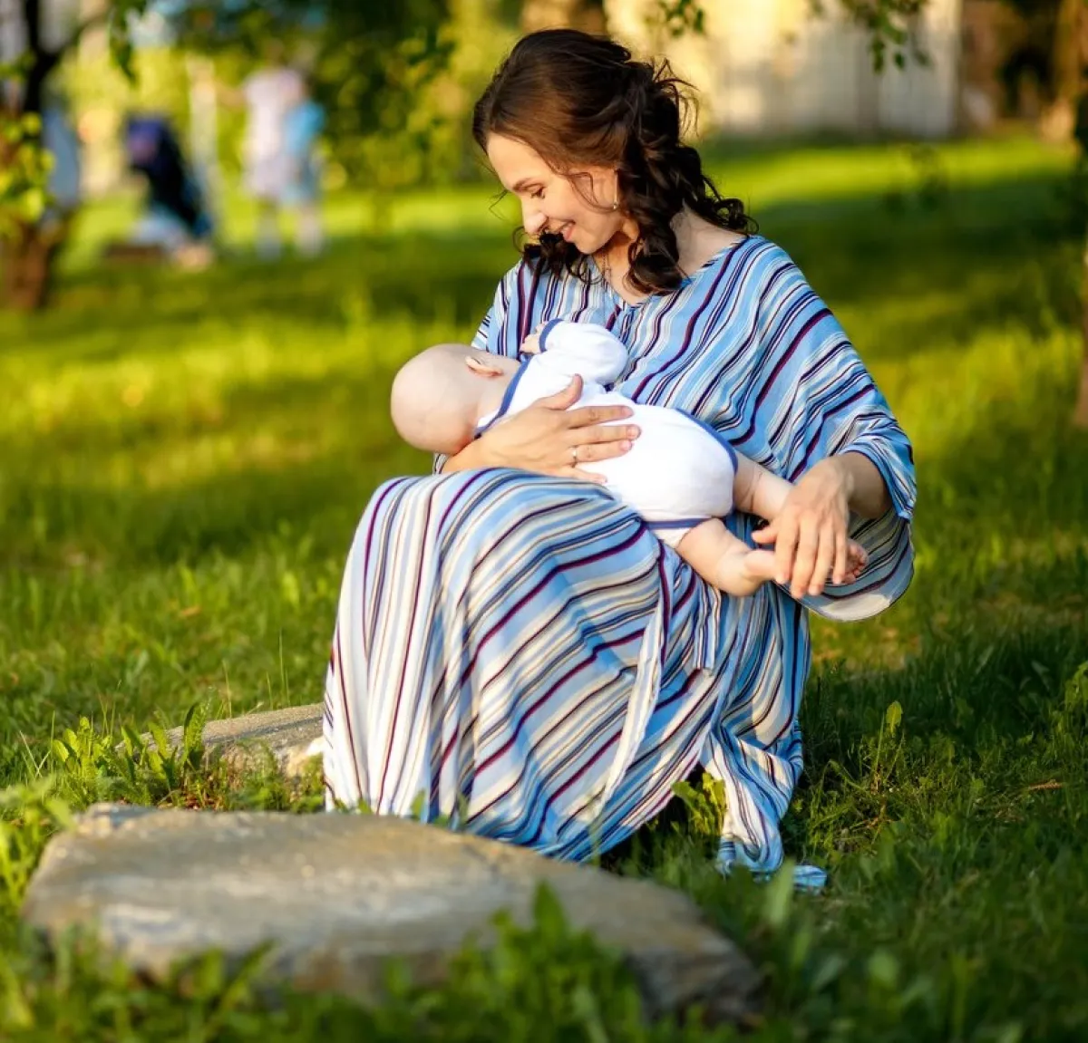 أم ترضع مولودها