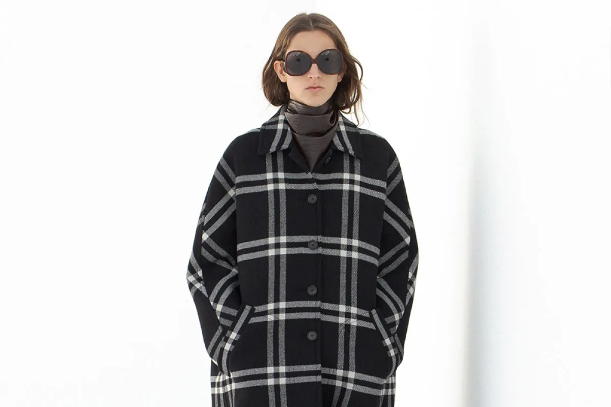 معطف بنقسة المربّعات من كوريج  Courrèges