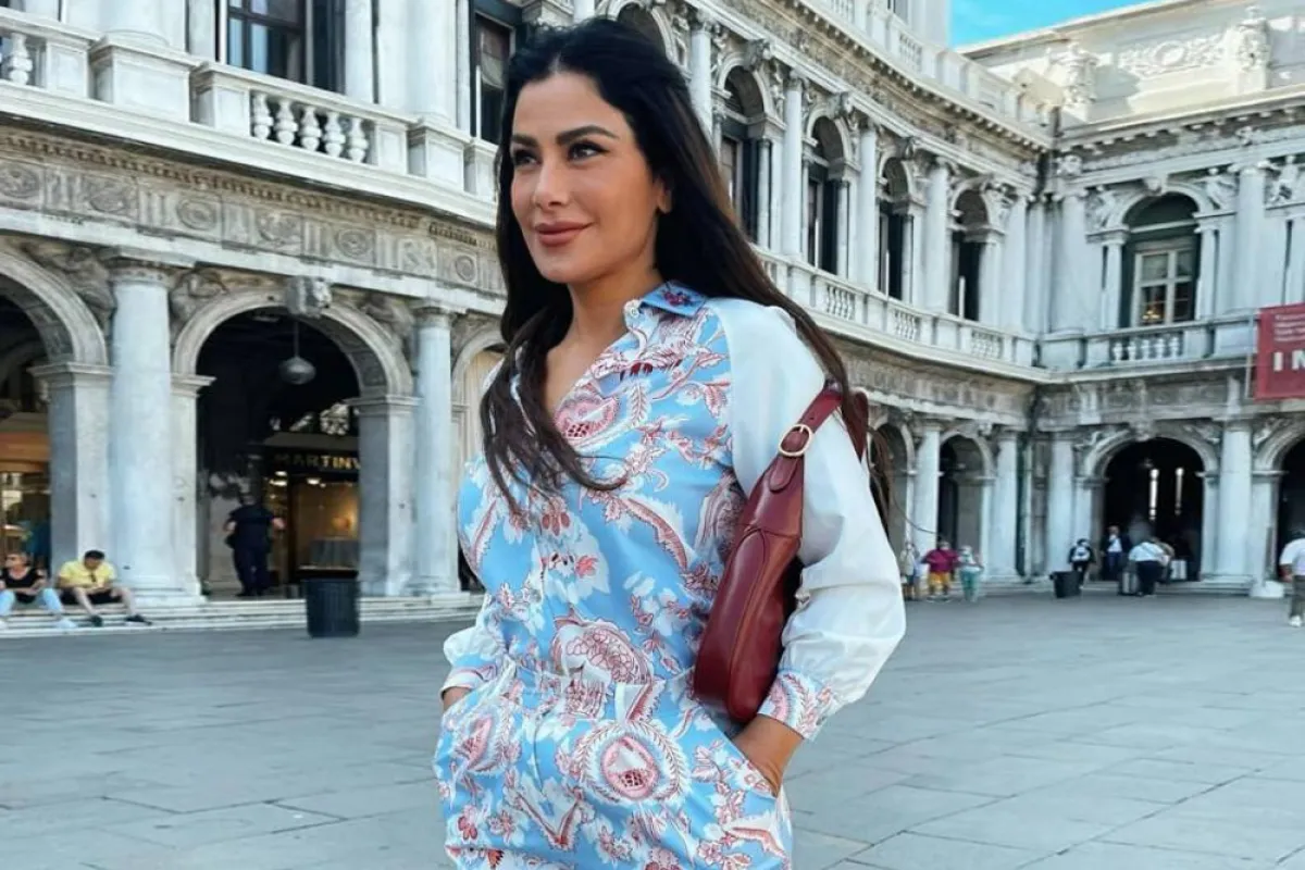 صبا مبارك بإطلالة كاجوال باللون الأزرق  