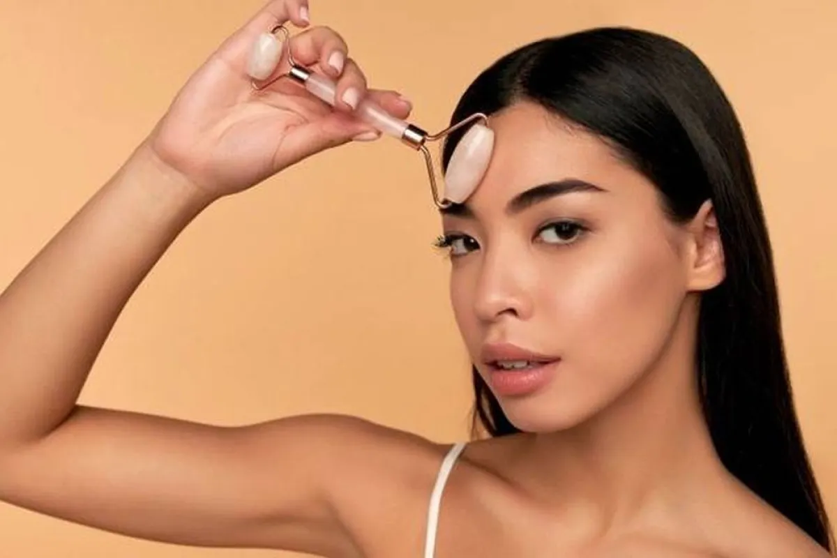  استخدام الديرما رولر للوجه في المنزل مع الفيتامين سي