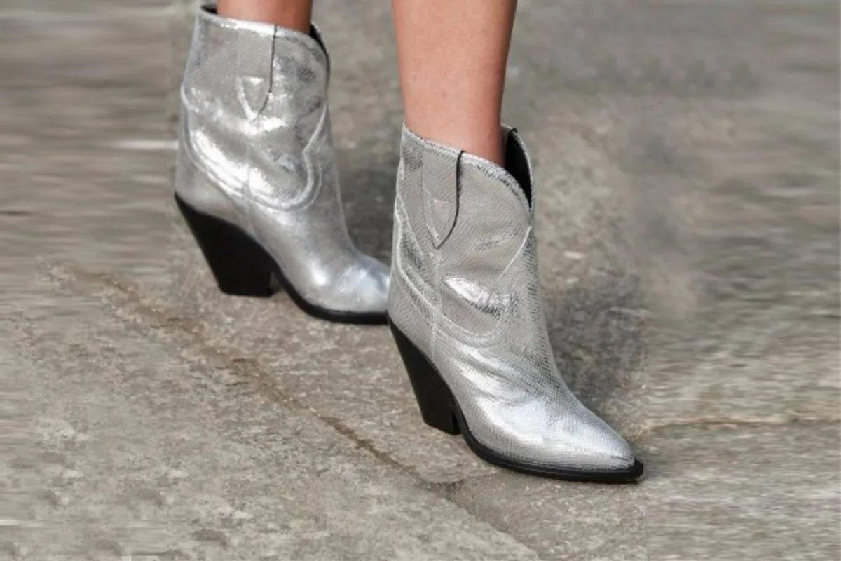 موديلات أحذية باللّون الفضي لإطلالات مشرقة