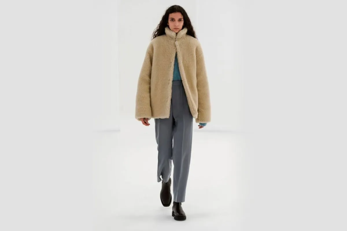 كيف تنسّقين الأحذية المربّعة مع إطلالاتك 