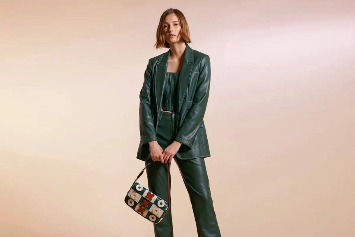 بدلات بألوان غير تقليدية