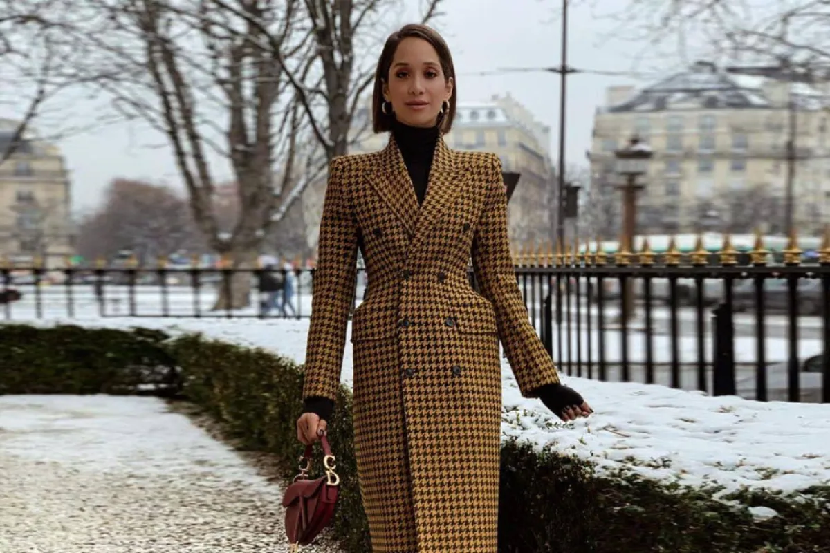 نسقي البالطو الطويل لشتاء 2022 بأسلوب النجمات والفاشينستا