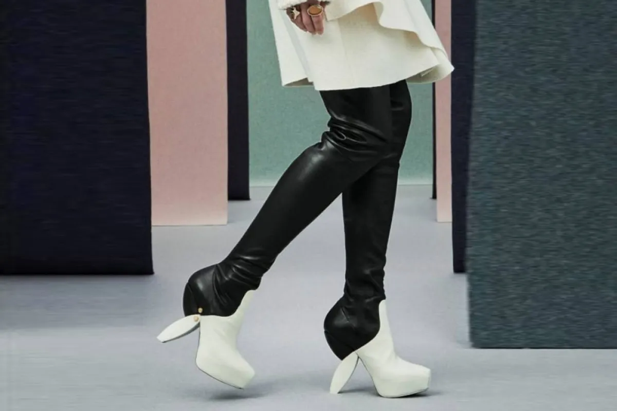 موديلات أحذية باللونين الأبيض والأسود