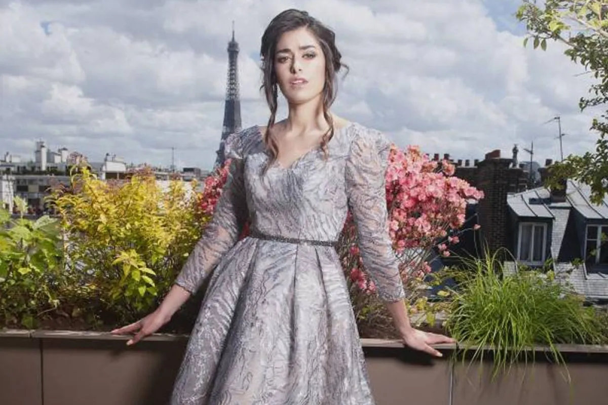 فستان سهرة طويل من التول المطرز بأكمام طويلة وتنورة منفوشة