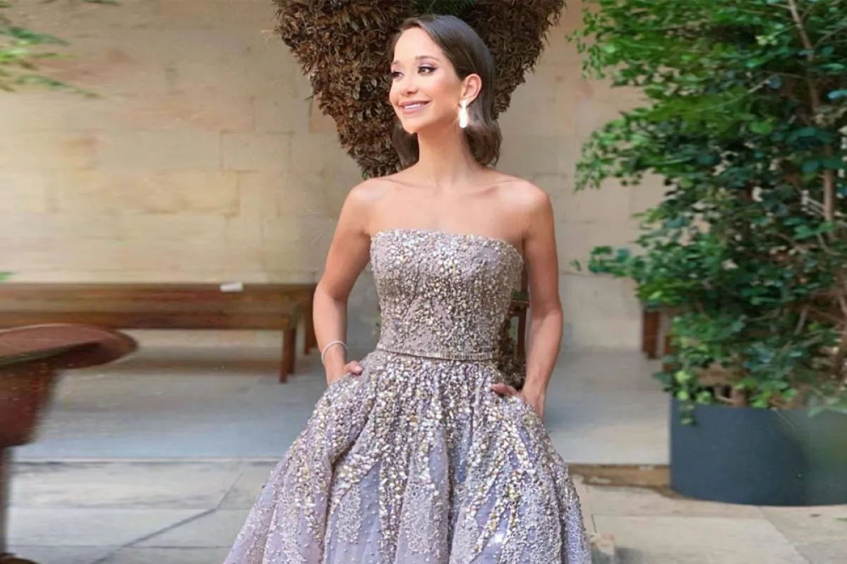 لانا الساحلي بفستان جذاب  باللون الأرجواني   