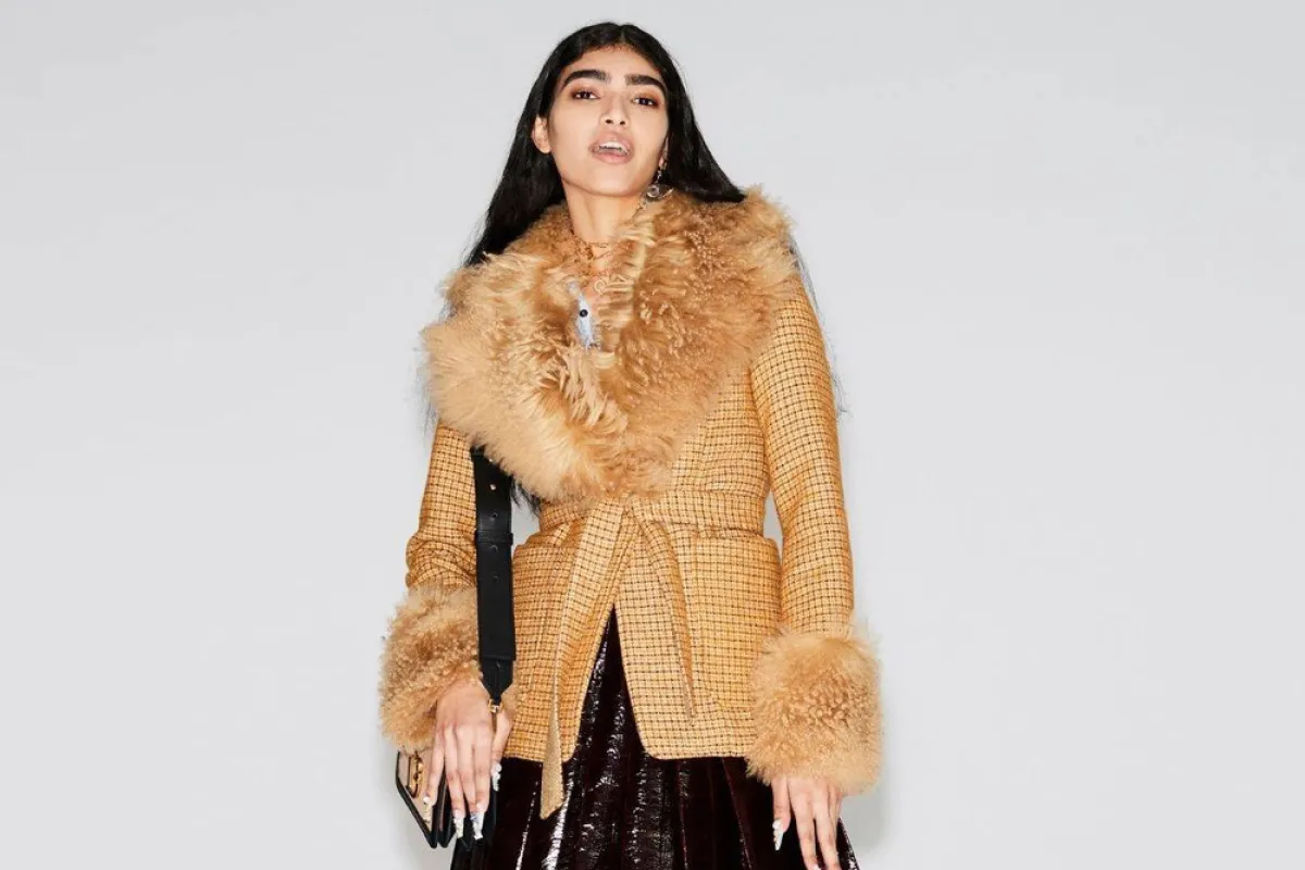 طرق تنسيق اللون الجملي مع الملابس الشتوية