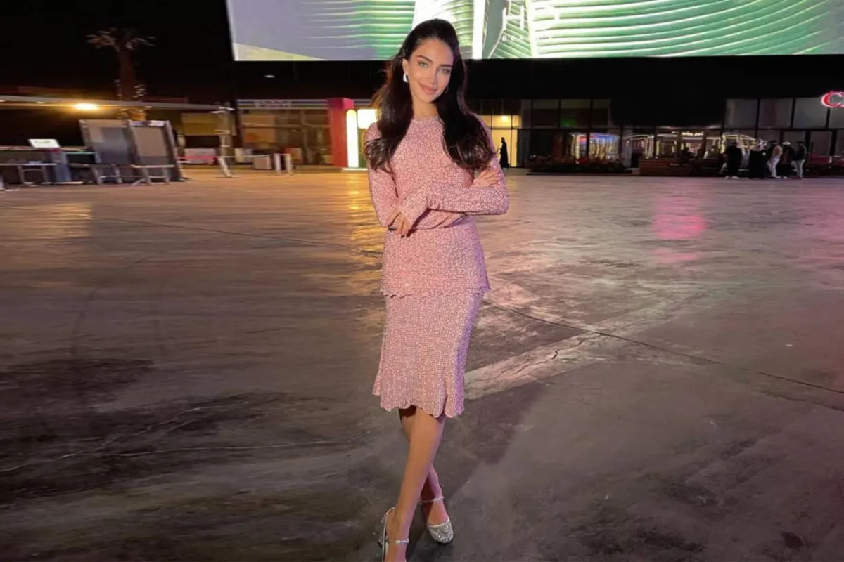 جيسيكا قهواتي بفستان ميدي وردي