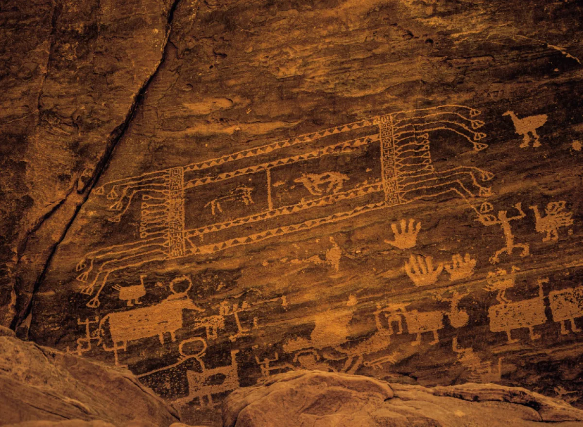 نقوش من قبل العصور العربية في جبل عكمة، بعدسة جيليس بينسيمون. 