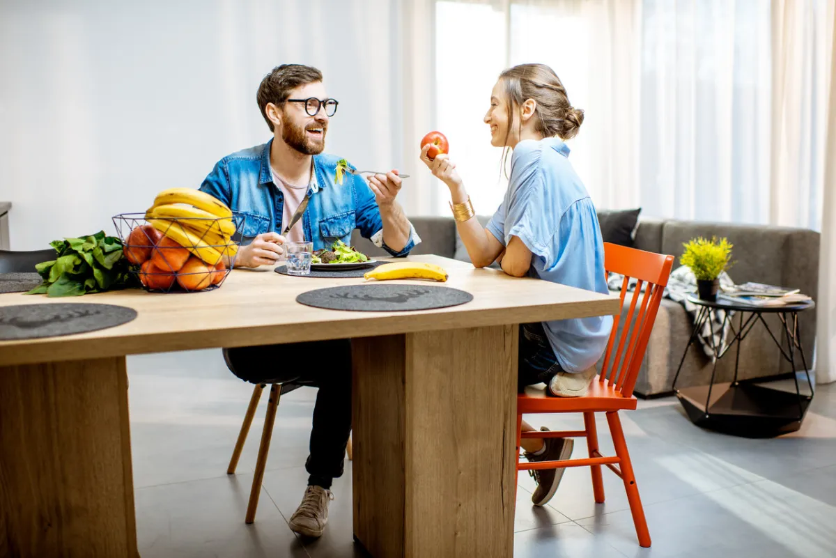 صورة لزوجين يتناولان طعاماً صحّياً