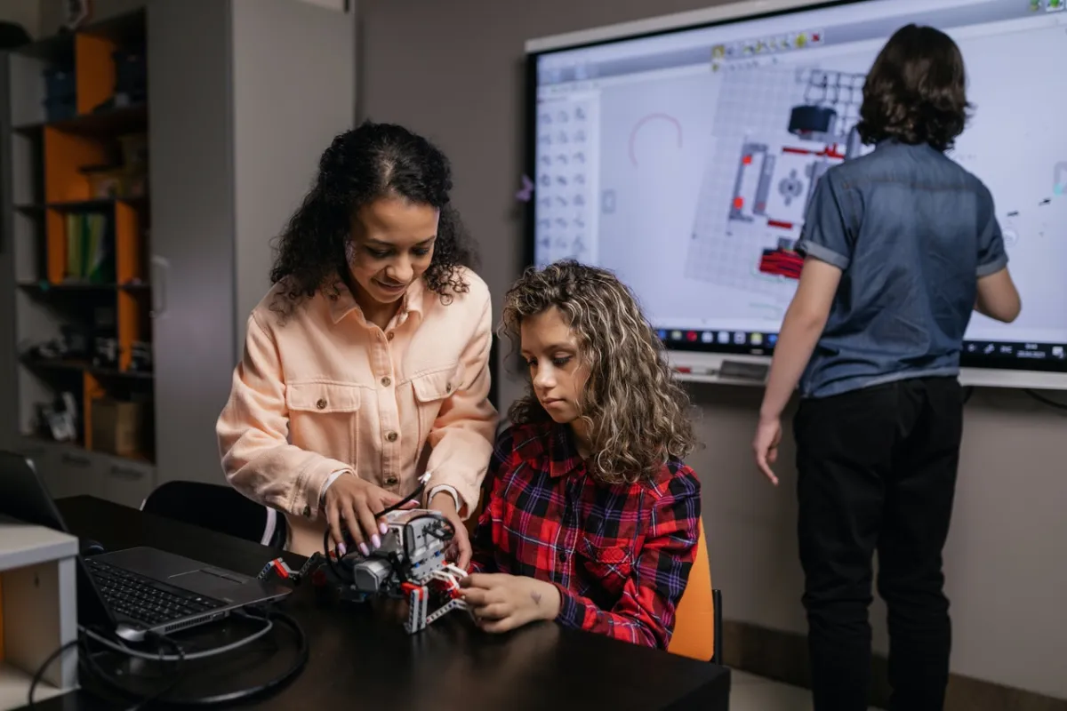 صورة لطفلة تتعلم على الروبوت