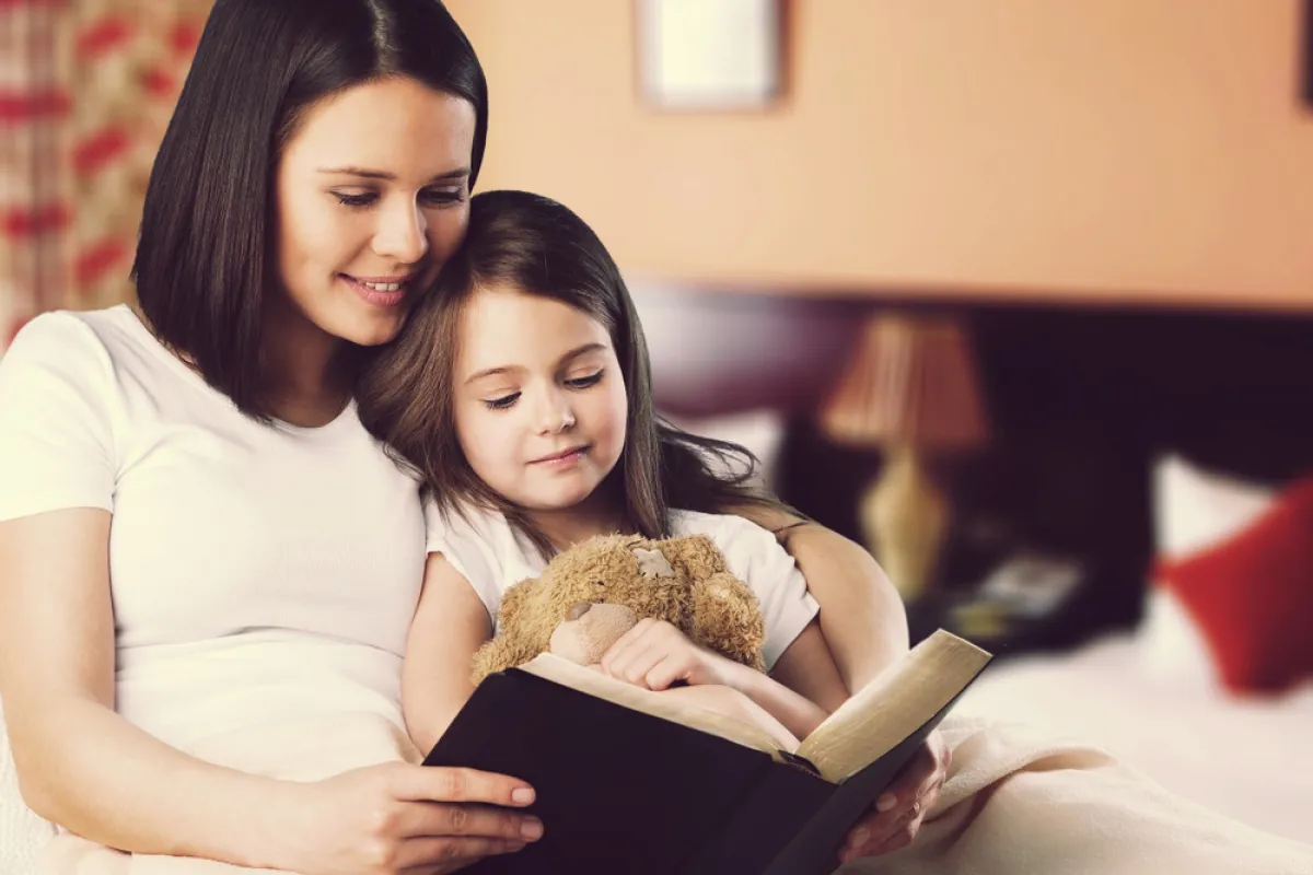صورة أم تقرأ قصة لأطفالها